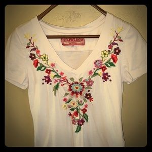 Johnny was white floral embroidered tee, size M